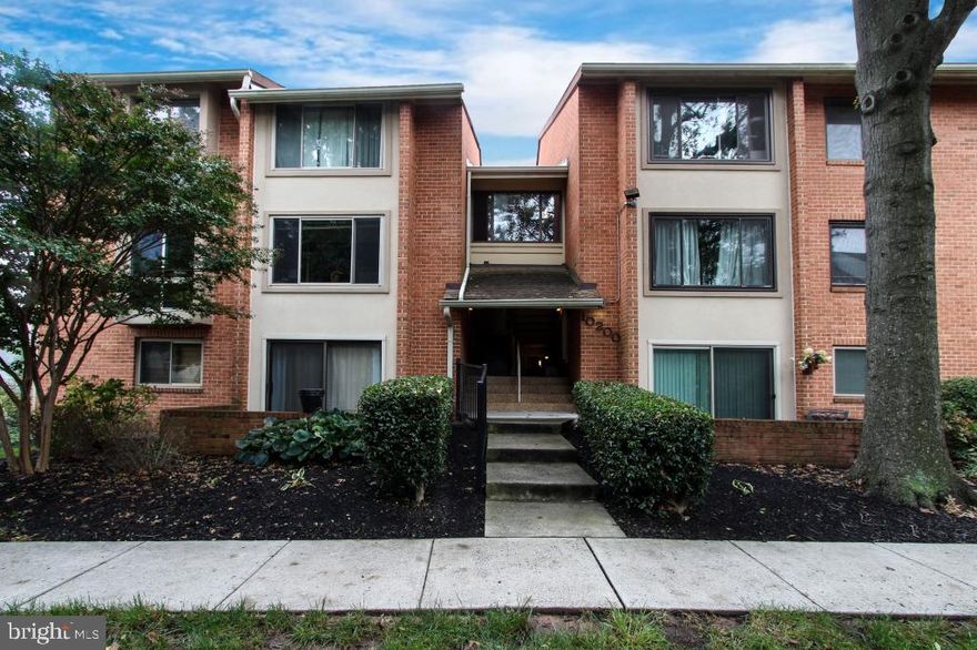 Great price for highly sought after top level renovated 1 bedroom 1 bath Condo with spacious living room including an enclosed sunroom for multiple uses. Washer/dryer in unit. Like new Appliances and hardwood flooring. Awesome location with great schools and easy access to Route 66 and Route 123. 5 minute drive to Vienna Metro stop.