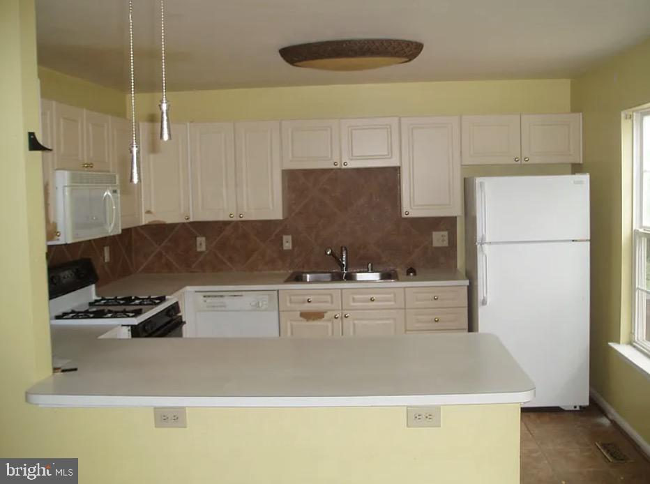 COURTS AT STAFFORD - Residential Lease