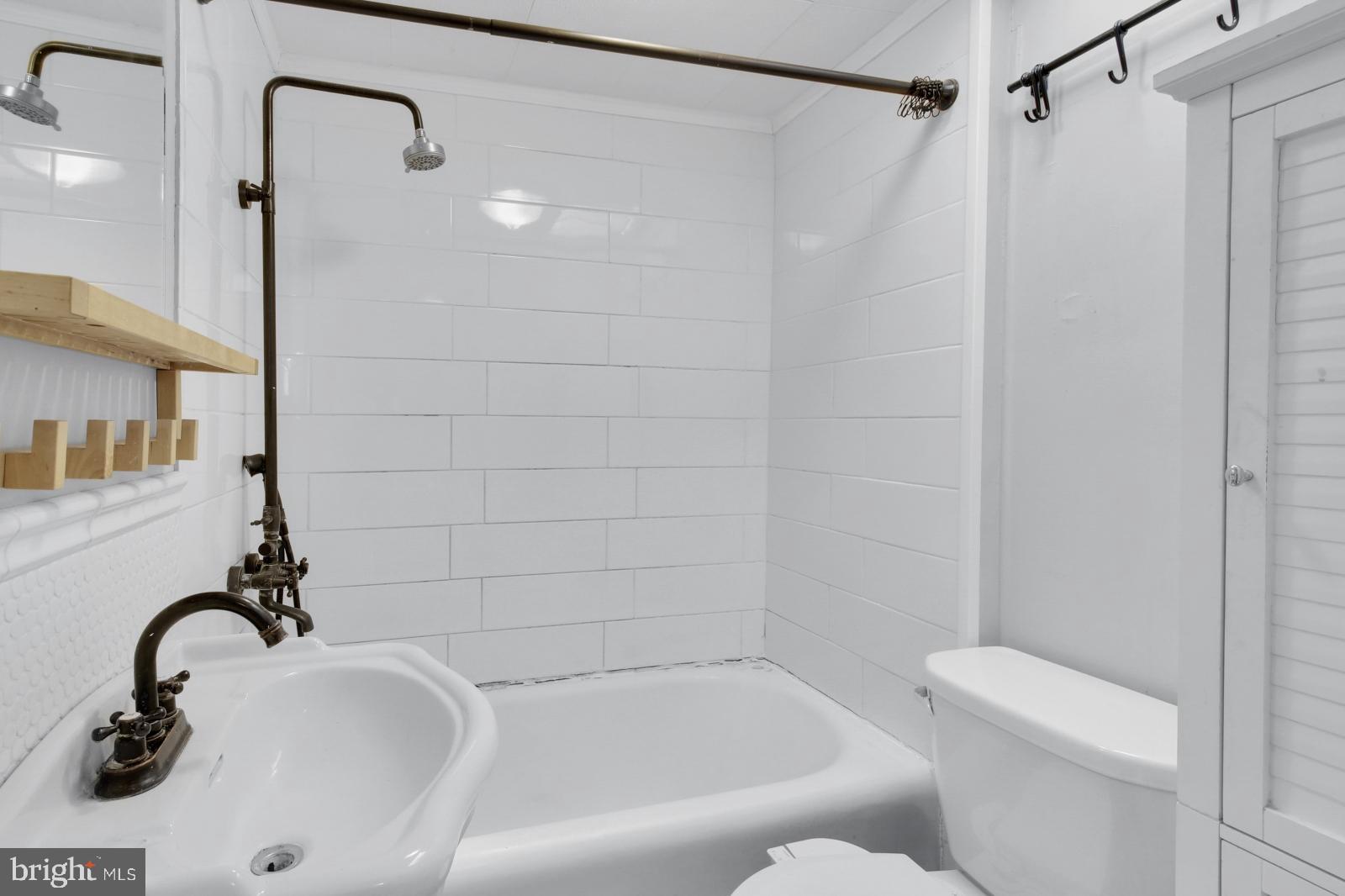 DICKINSON NARROWS - Residential Lease