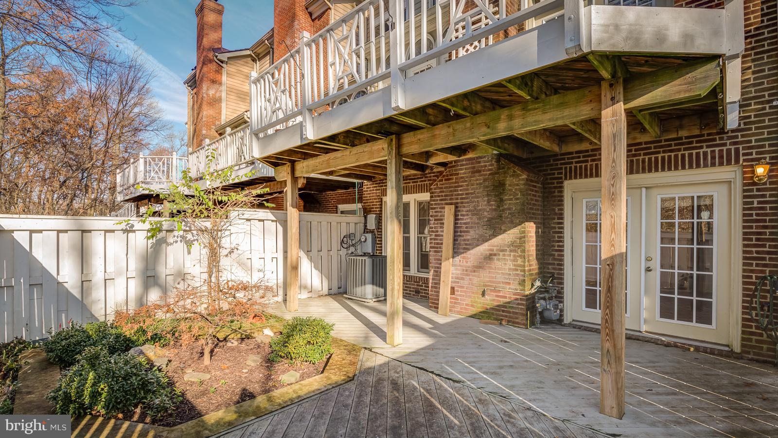 COURTHOUSE WOODS - Residential