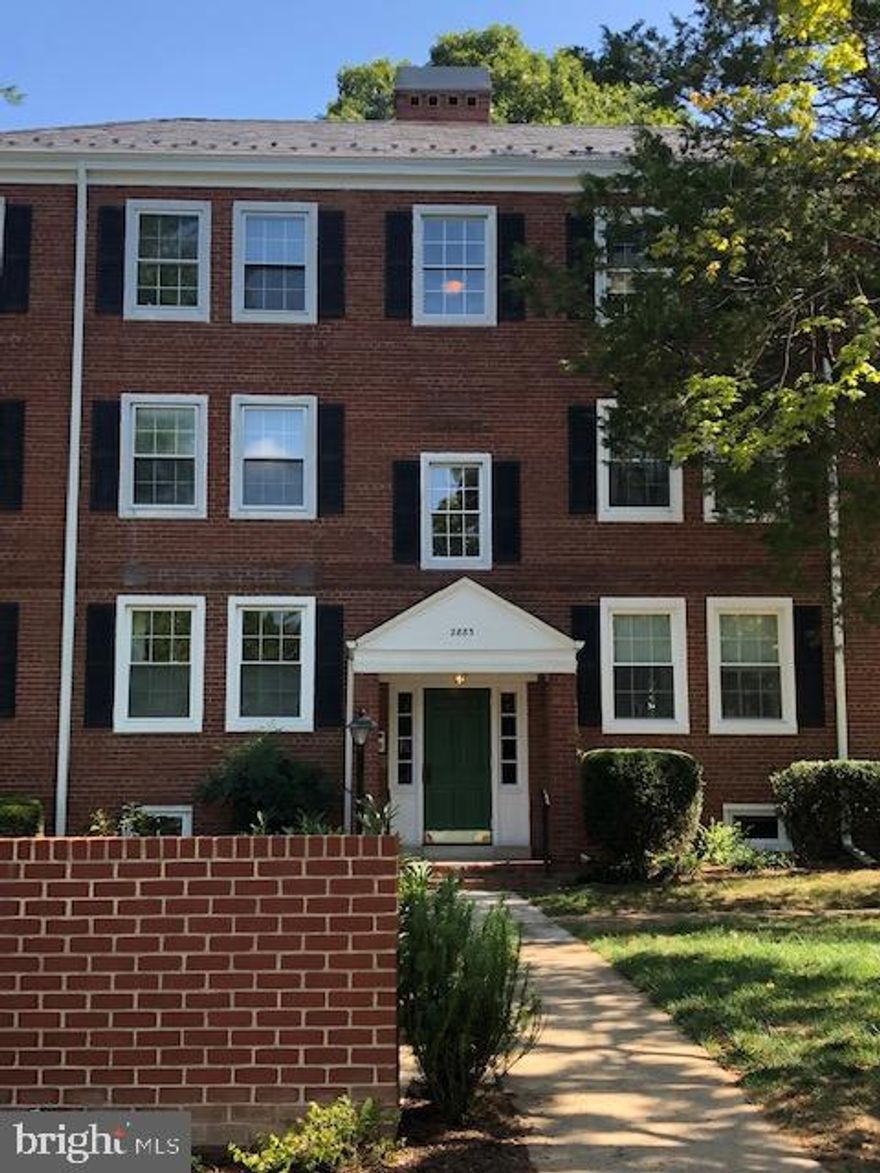 Lovely 1 BR/ 1BA features renovated kitchen and charming balcony. Washer/ dryer in unit. Walk to Shirlington, public transportation, parks and pools. Great location inside the beltway! Water, sewer, & trash removal included. Get settled in time for the holidays!