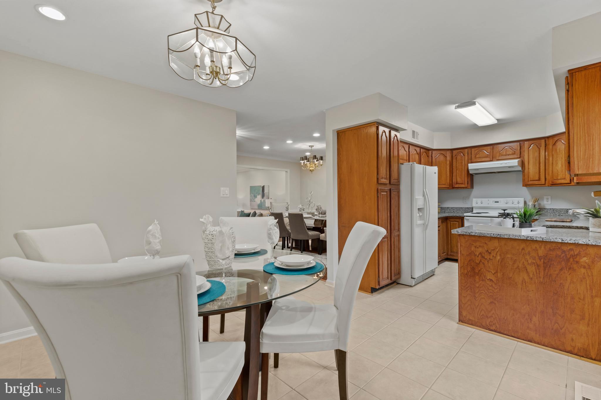 OAKTON VILLAGE - Residential