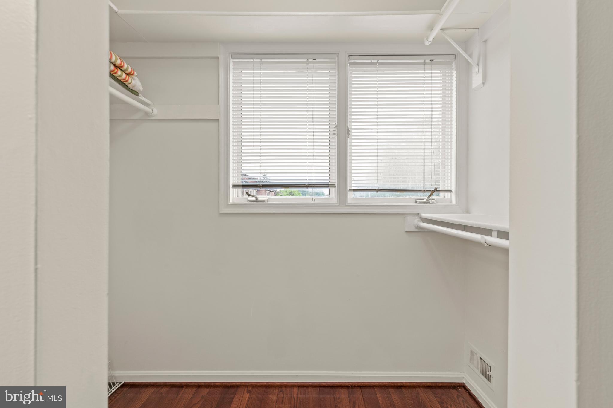 OAKTON VILLAGE - Residential