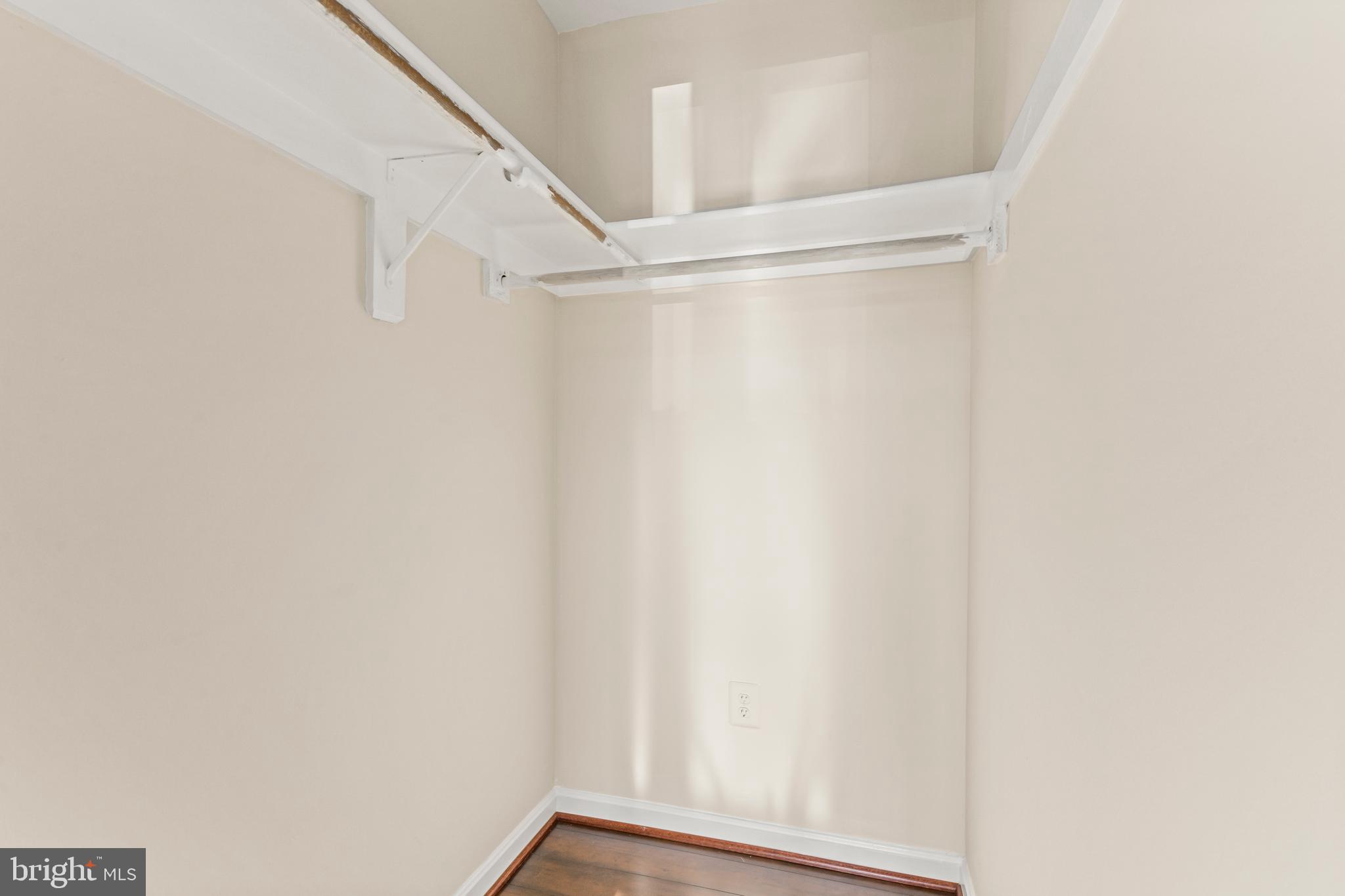 OAKTON VILLAGE - Residential