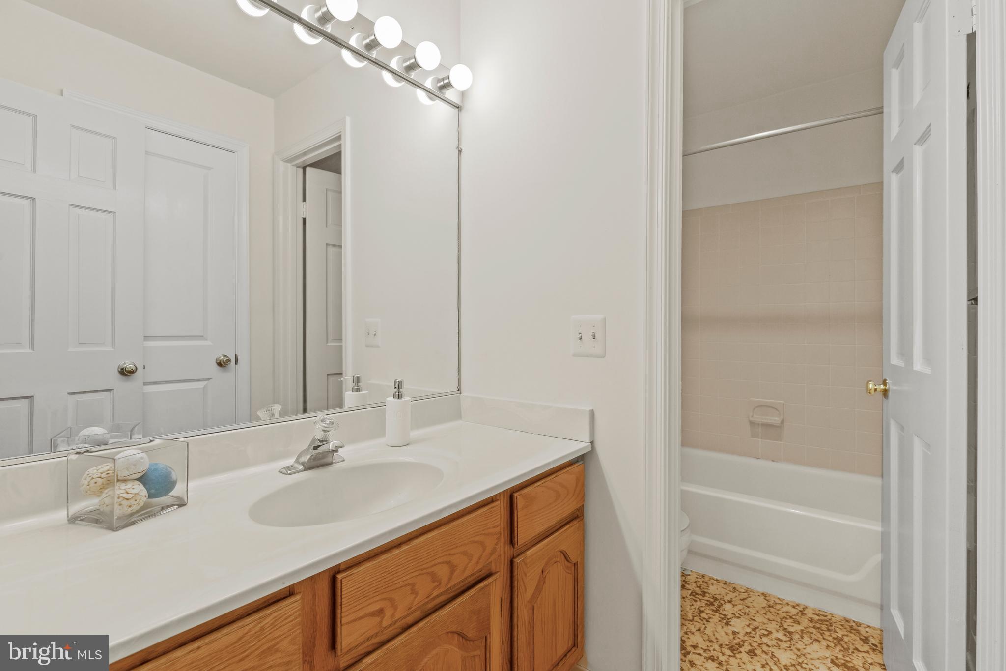 OAKTON VILLAGE - Residential