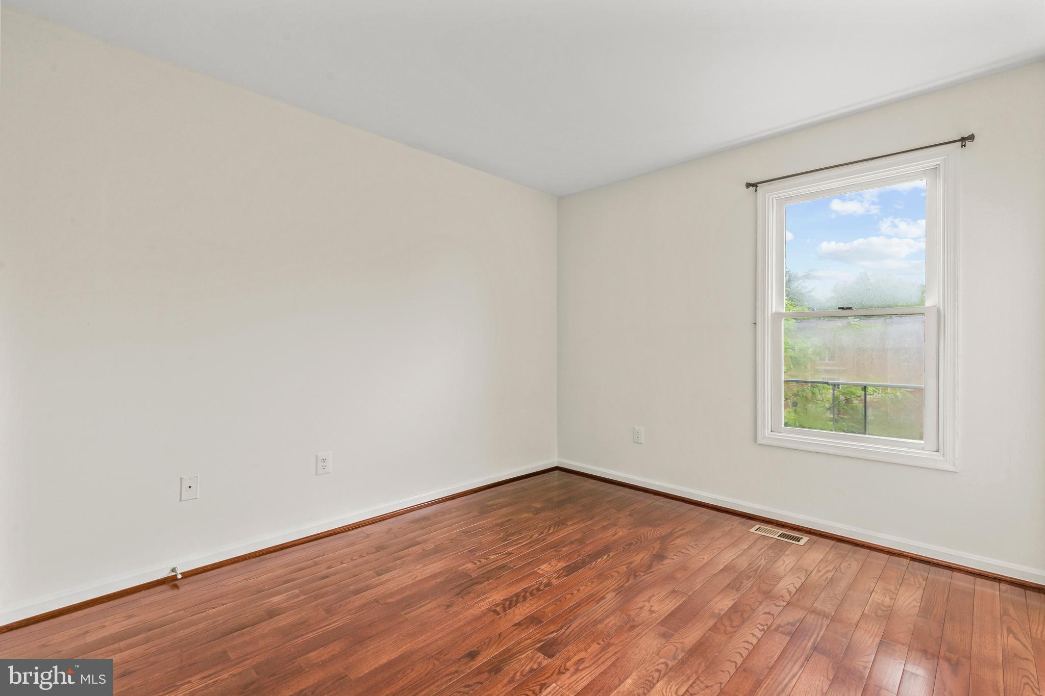 OAKTON VILLAGE - Residential