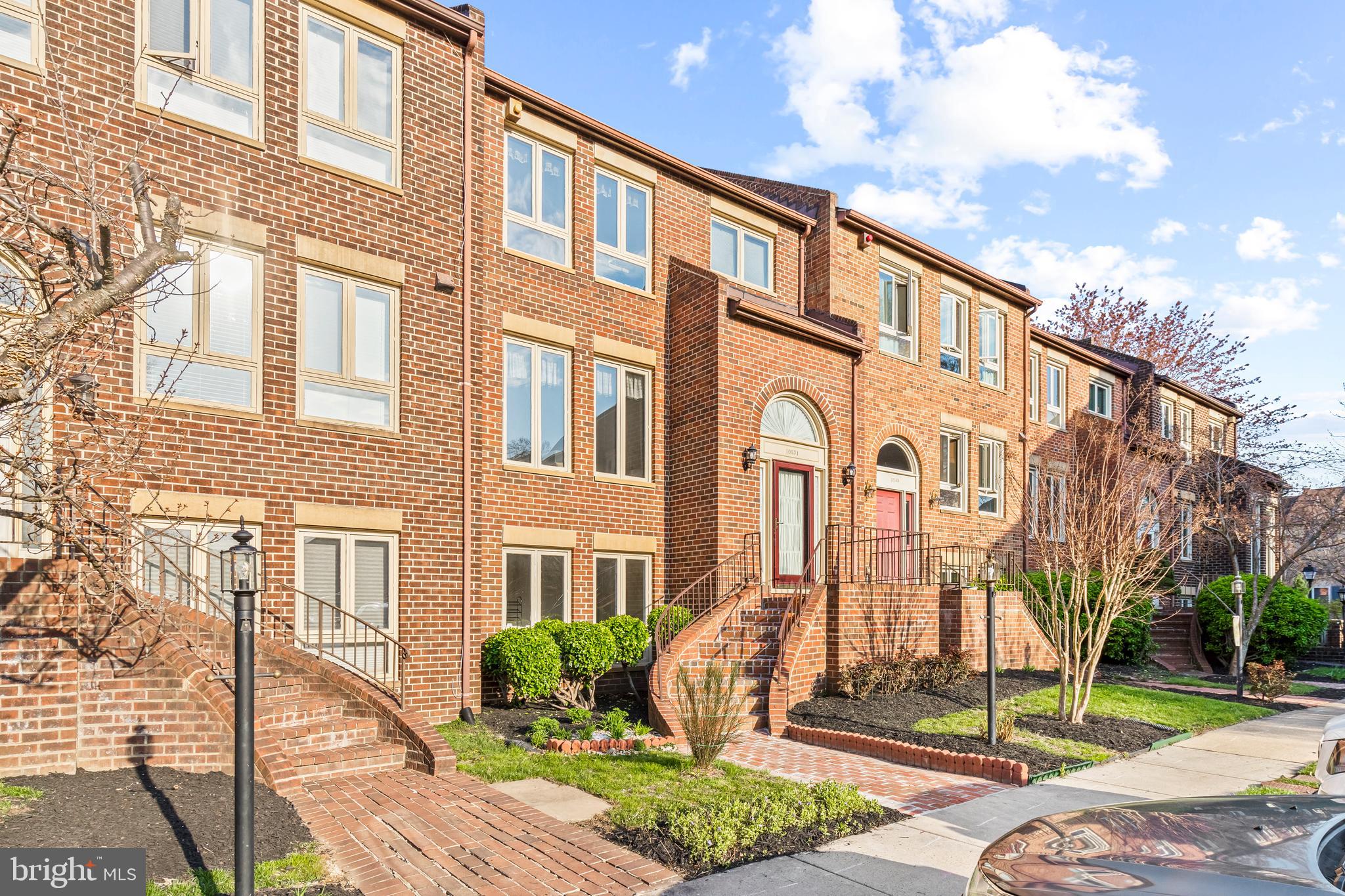 OAKTON VILLAGE - Residential