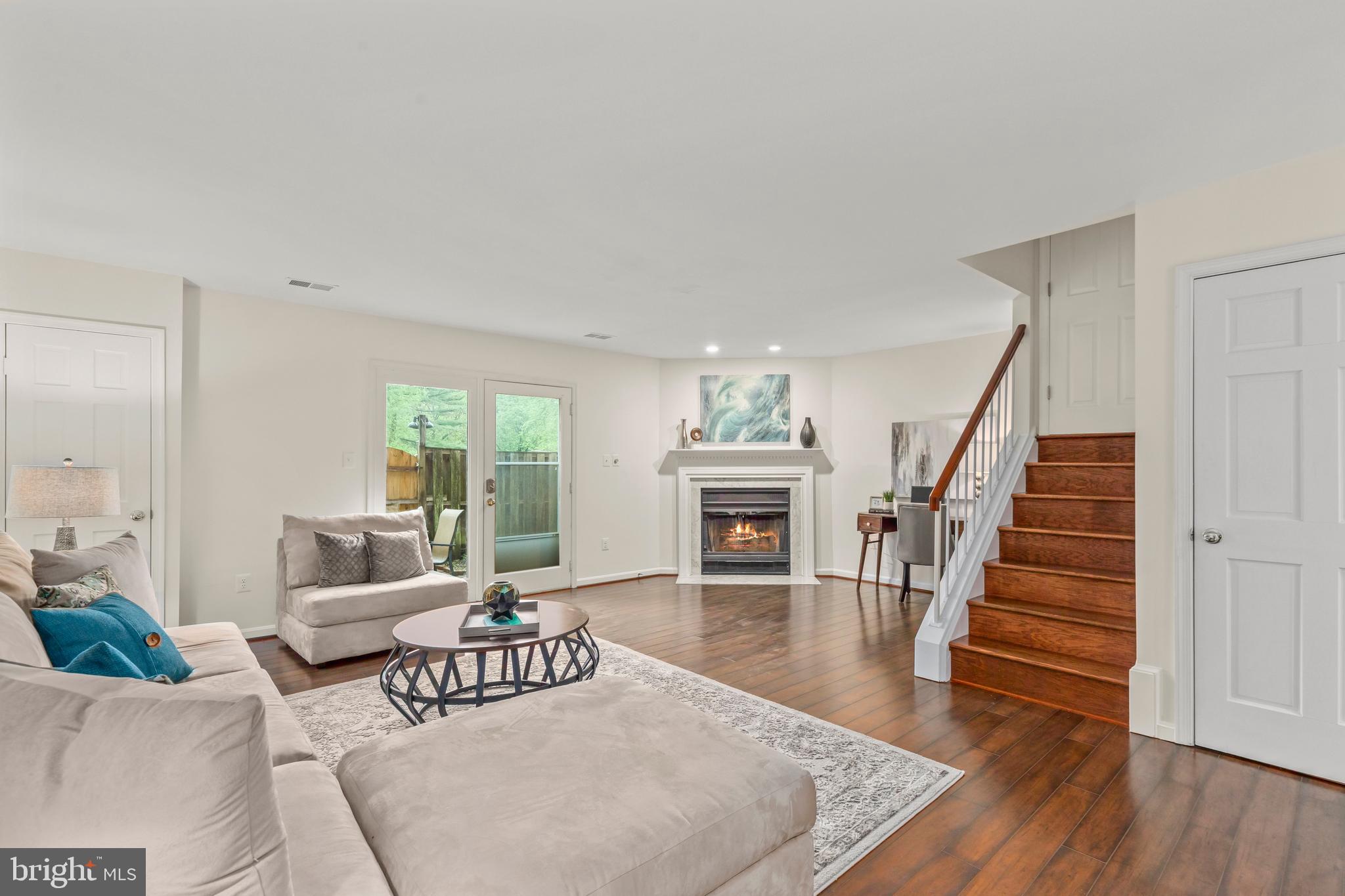 OAKTON VILLAGE - Residential