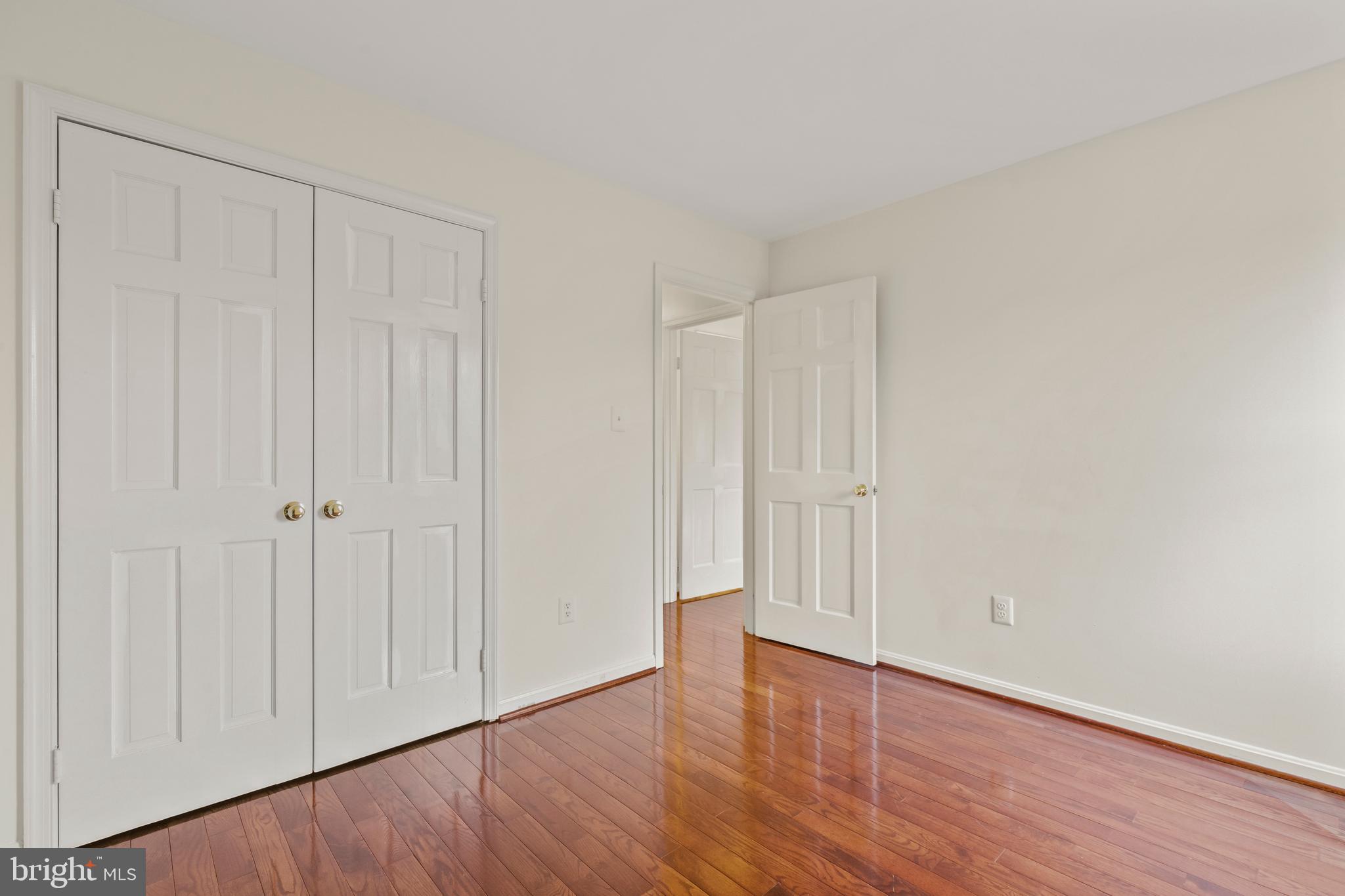 OAKTON VILLAGE - Residential