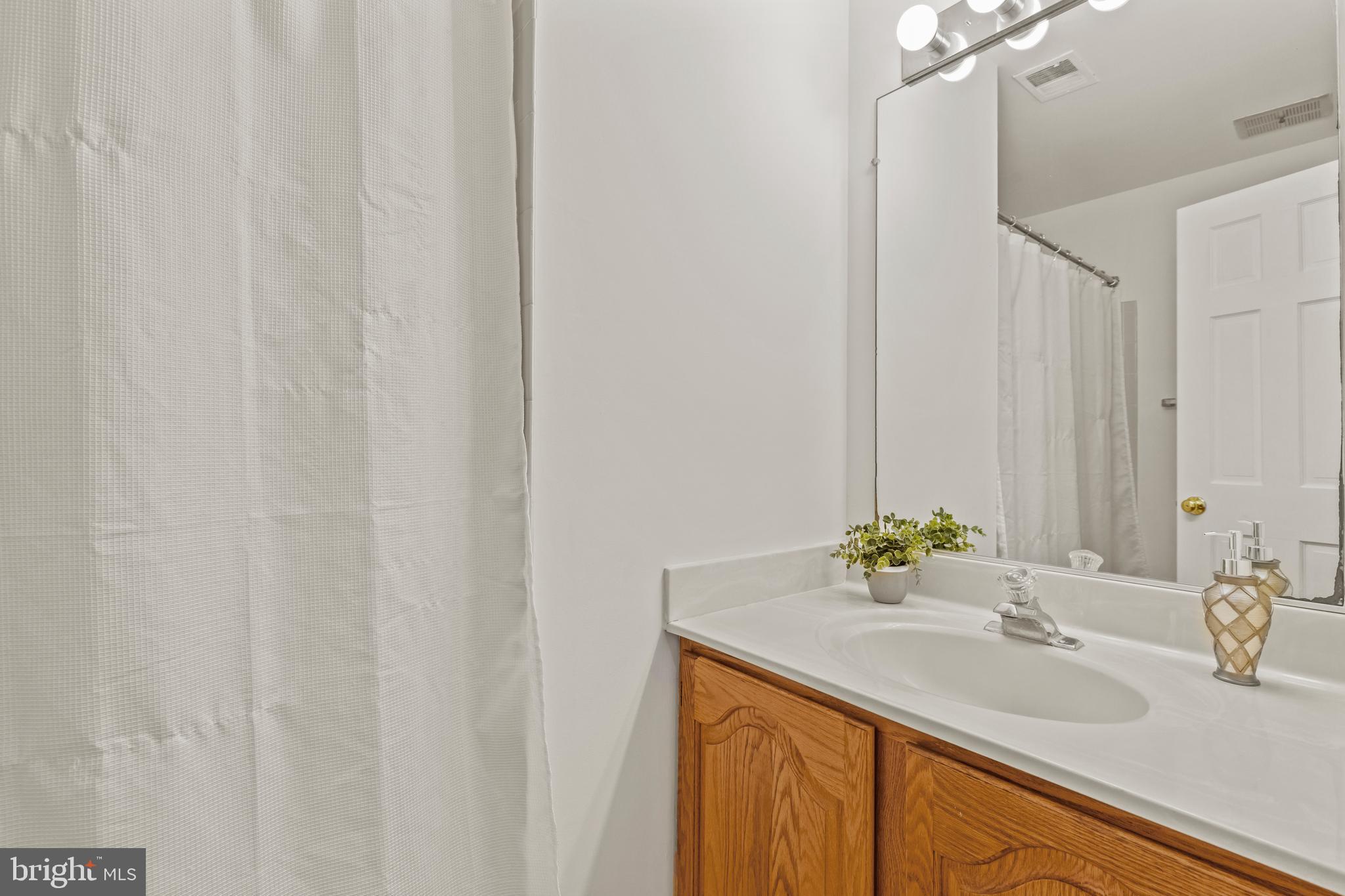 OAKTON VILLAGE - Residential