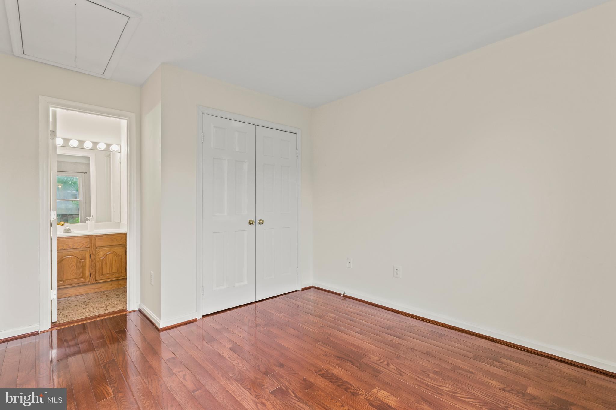 OAKTON VILLAGE - Residential