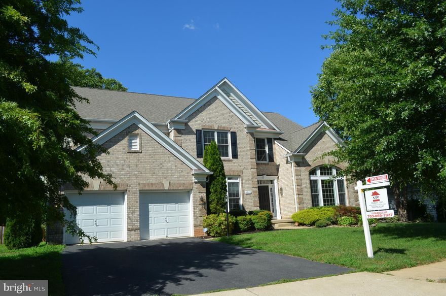 Gorgeous 5 bedrooms, 6 baths single home Premium lot, back to trees, bright open floor, 2 story foyer, library, bright and open kitchen, stainless appls, sunroom, master bedroom suite w/sitting area & luxury bath, hardwood floors throughout main and 2nd level, dual staircase, complete finished lower level w/media room, rec room, exercise room, wetbar/entertainment area.