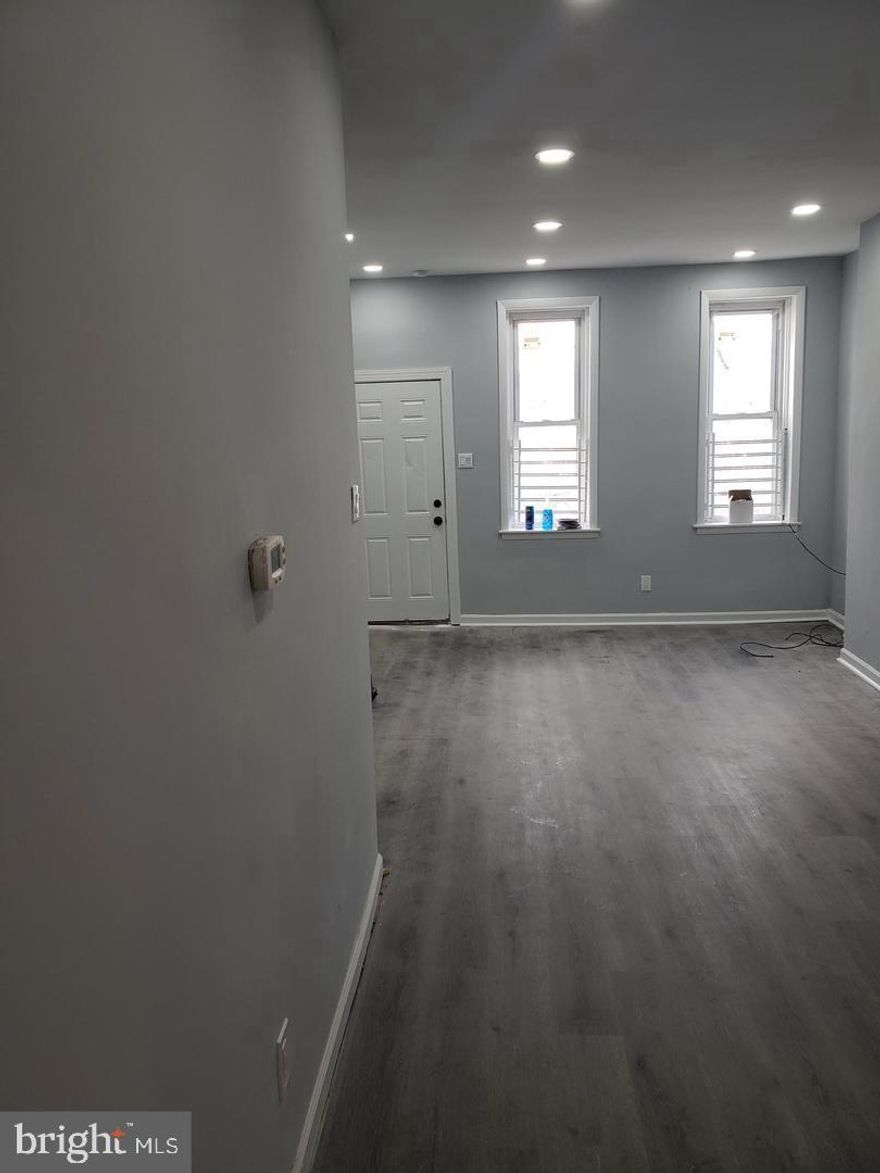 West Kensington  opportunity !!
Large 3 story home providing 4 levels of living space for an affordable price.
Handyman Special.