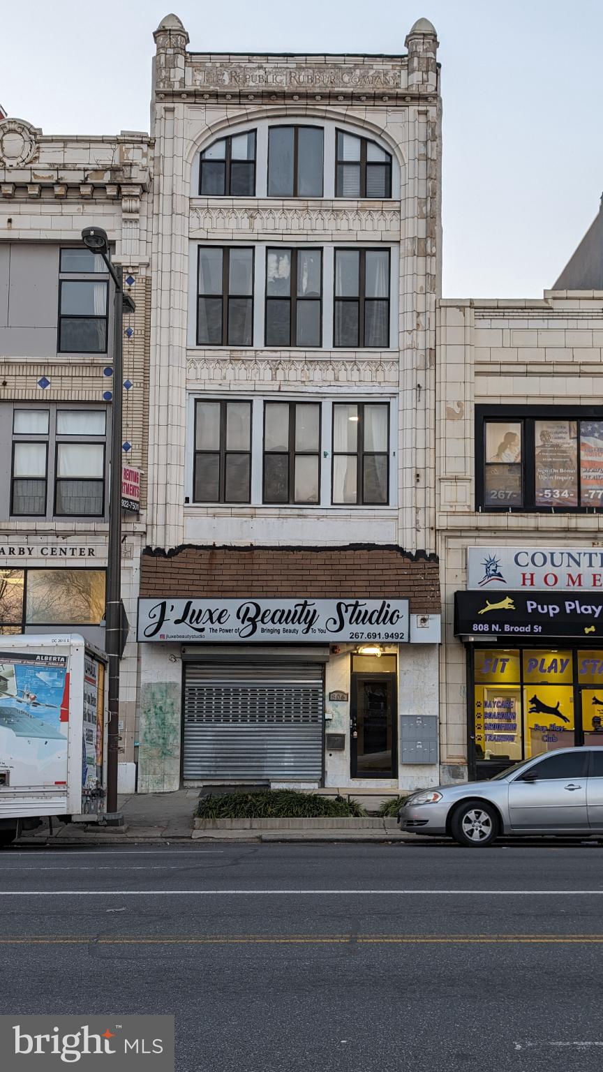 Main image without alt text