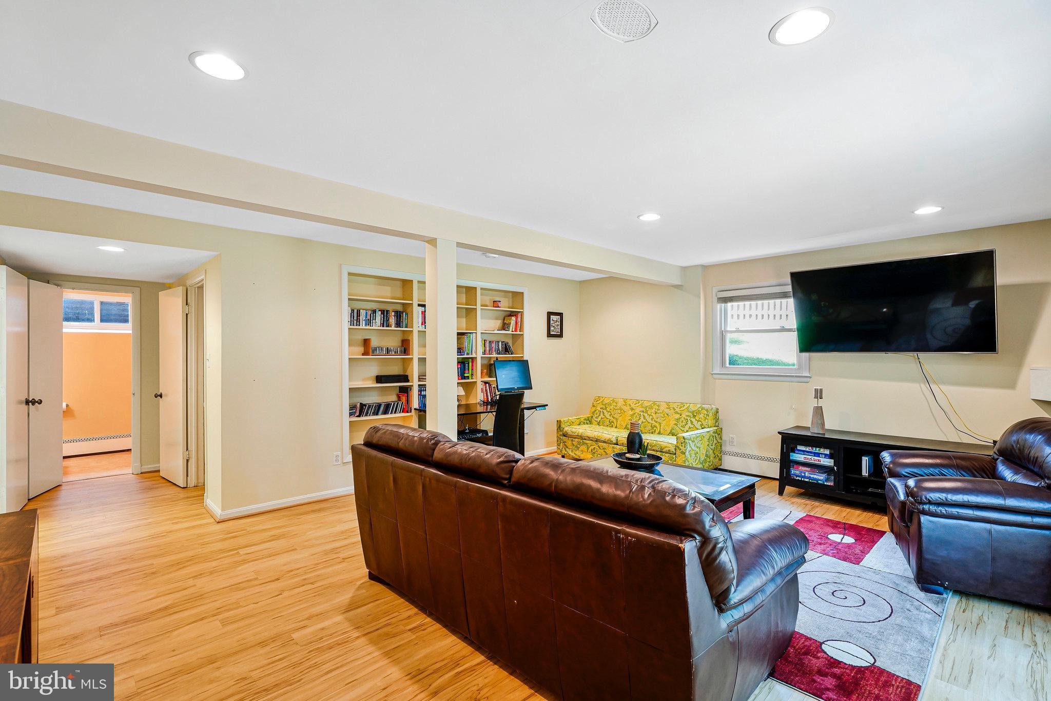 303 ROOSEVELT COURT NE
