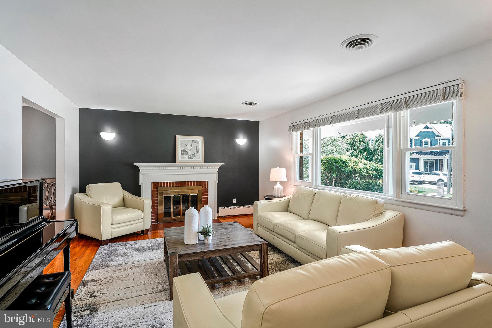 303 ROOSEVELT COURT NE