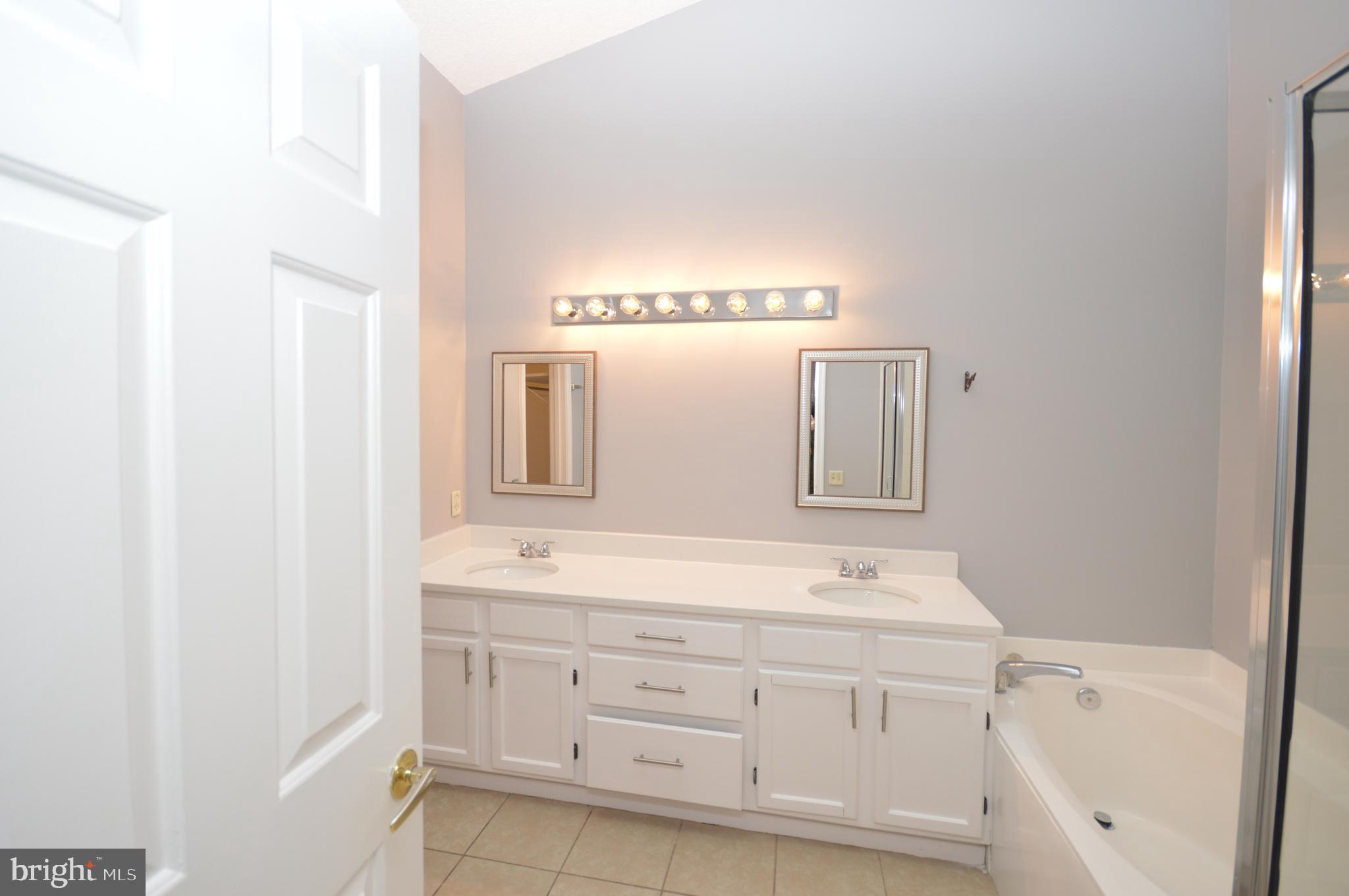 SPRING KNOLL - Residential