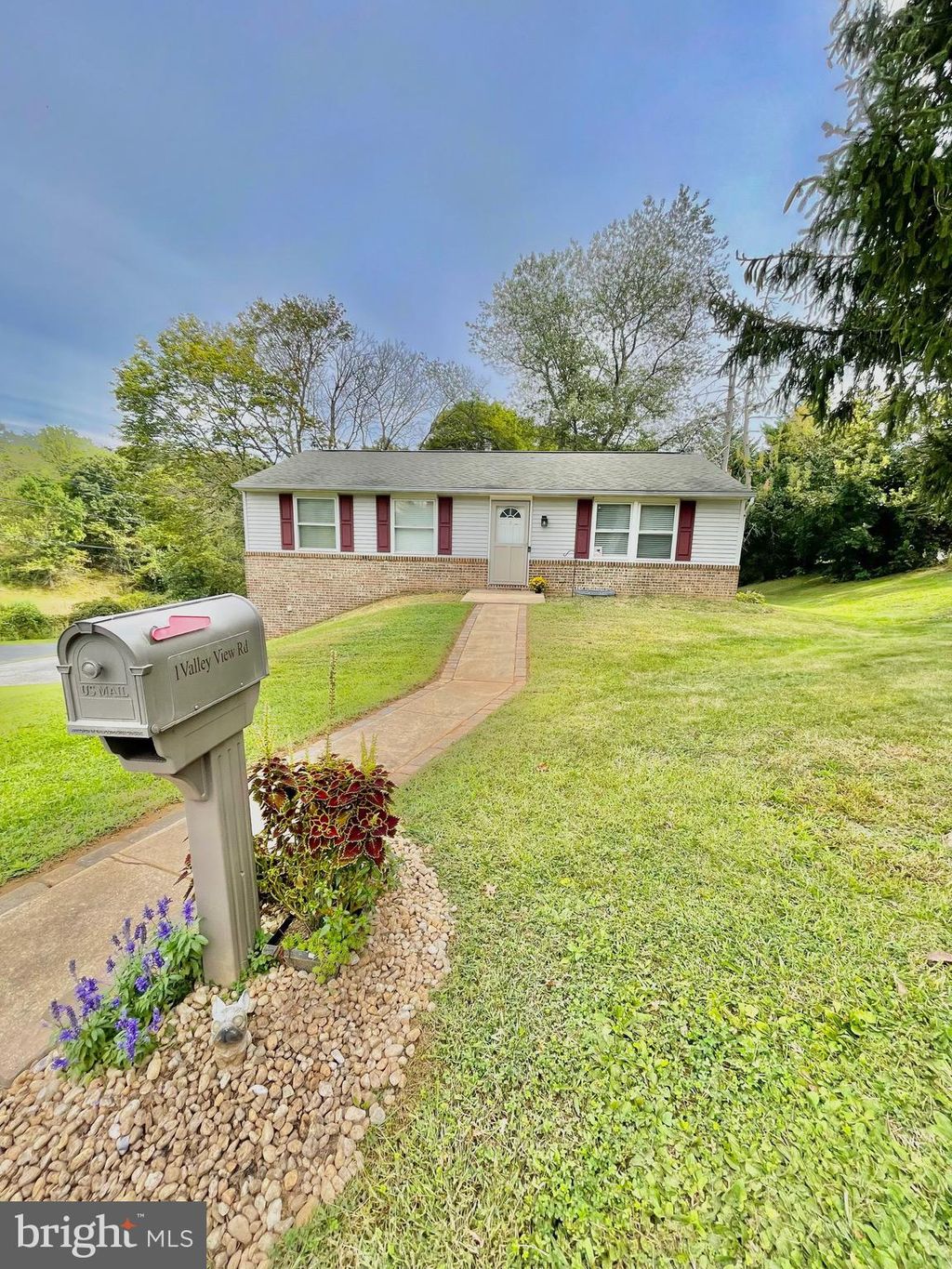 Photo of 1 Valley View Road, YORK, PA 17403 (MLS # PAYK2088708)