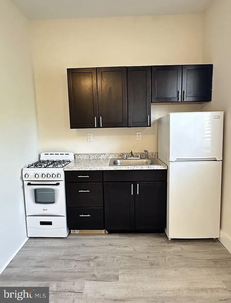 Newly renovated studio apartment in desirable Upper Darby. Short walk to 69th St. Terminal, shopping and restaurants.

It is freshly painted and cleaned. It has brand new light fixtures. Washer/Dryer available on site.

Resident pays electric and gas. Water included.

Requirements:
Minimum credit score of 600. No evictions or repossessions.
Total household income needs to be 3x the monthly rent. $925 x 3 = $2,775

12 month minimum lease term
First, last and security deposit required.