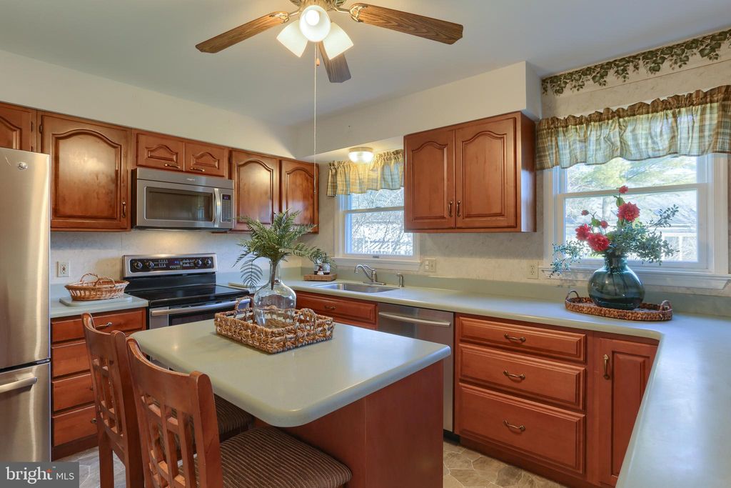 Photo of 324 COVENTRY LN, LITITZ, PA 17543 (MLS # PALA2028786)