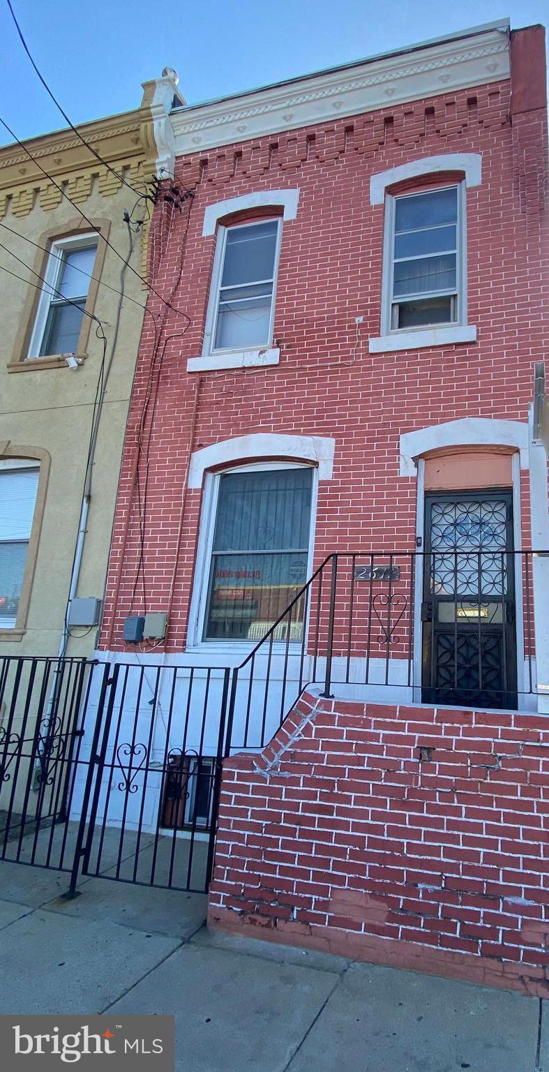 📍Charming 3Bedroom Townhouse – A Diamond in the Rough! 🏡This classic straight-thru layout offers great flow from the living room to the dining area 🍽️ and kitchen 🍖🌞 with formica counters, ceramic floors & cabinet space. ⤴️ Upstairs features 3 well-sized bedrooms with closets & a full bath. ⤵️ The basement includes an extra room, perfect for storage 🌞 , expansion, or added living space. Home needs rehab, but it's a fantastic opportunity to build equity & make it your own 🤑 . ⛲ Located in an up-and-coming area with new construction going up everywhere in the neighborhood. 💲Don’t miss this oportunity to own a piece of the pie —schedule your showing today!✨