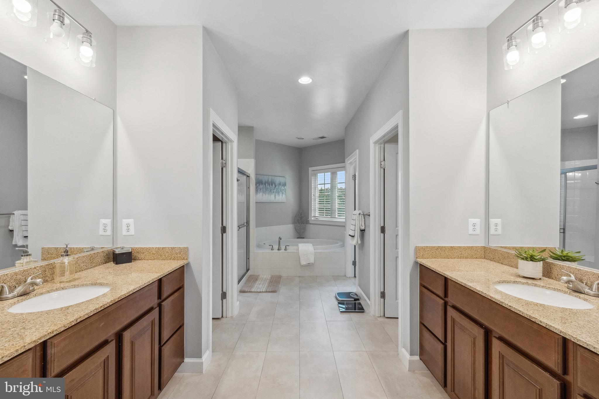 KENSINGTON MANOR - Residential