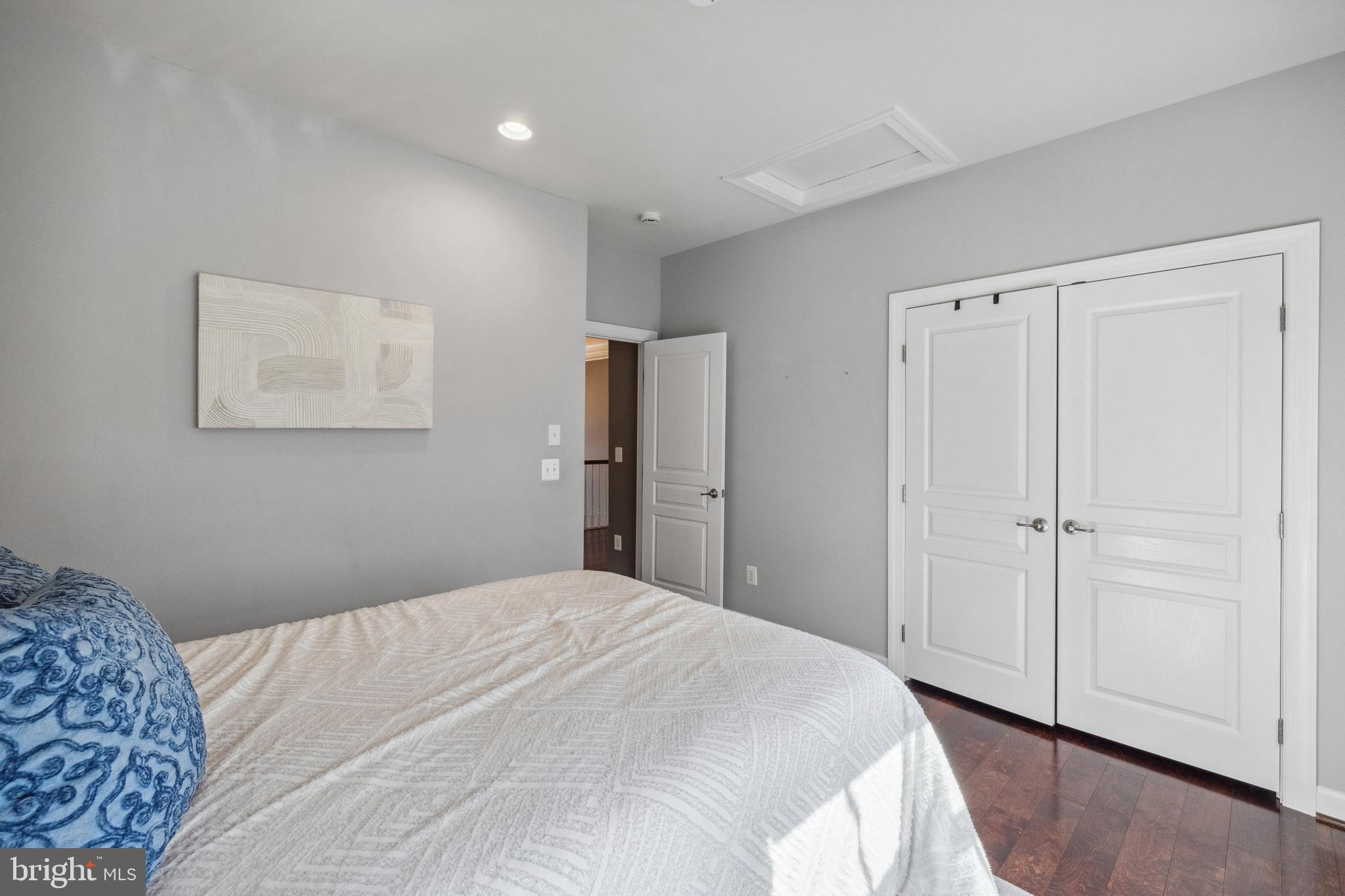 KENSINGTON MANOR - Residential