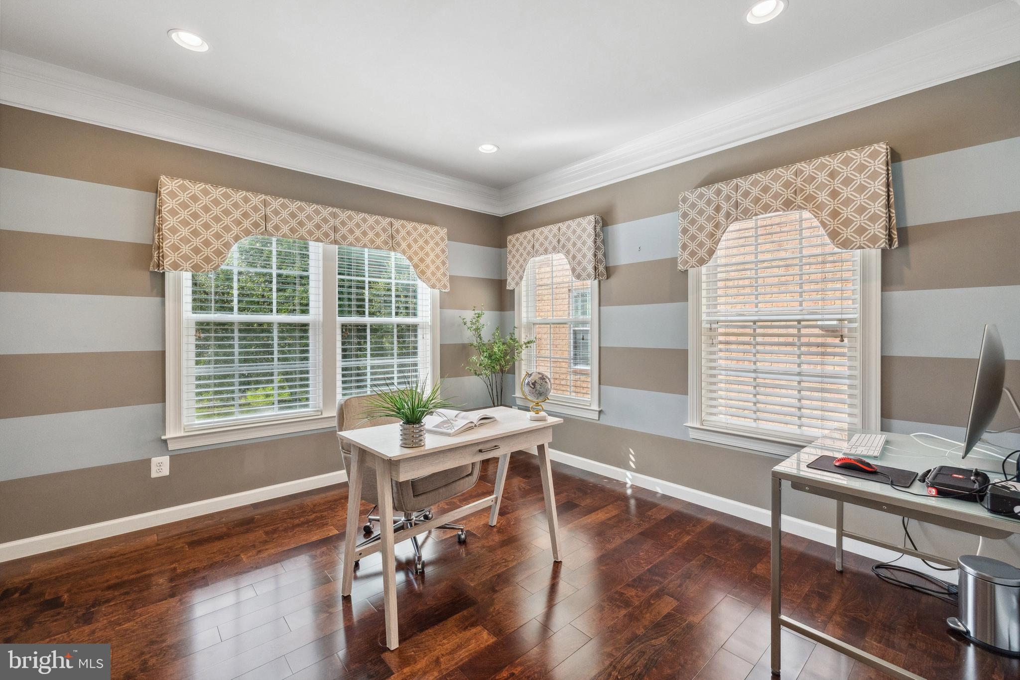 KENSINGTON MANOR - Residential