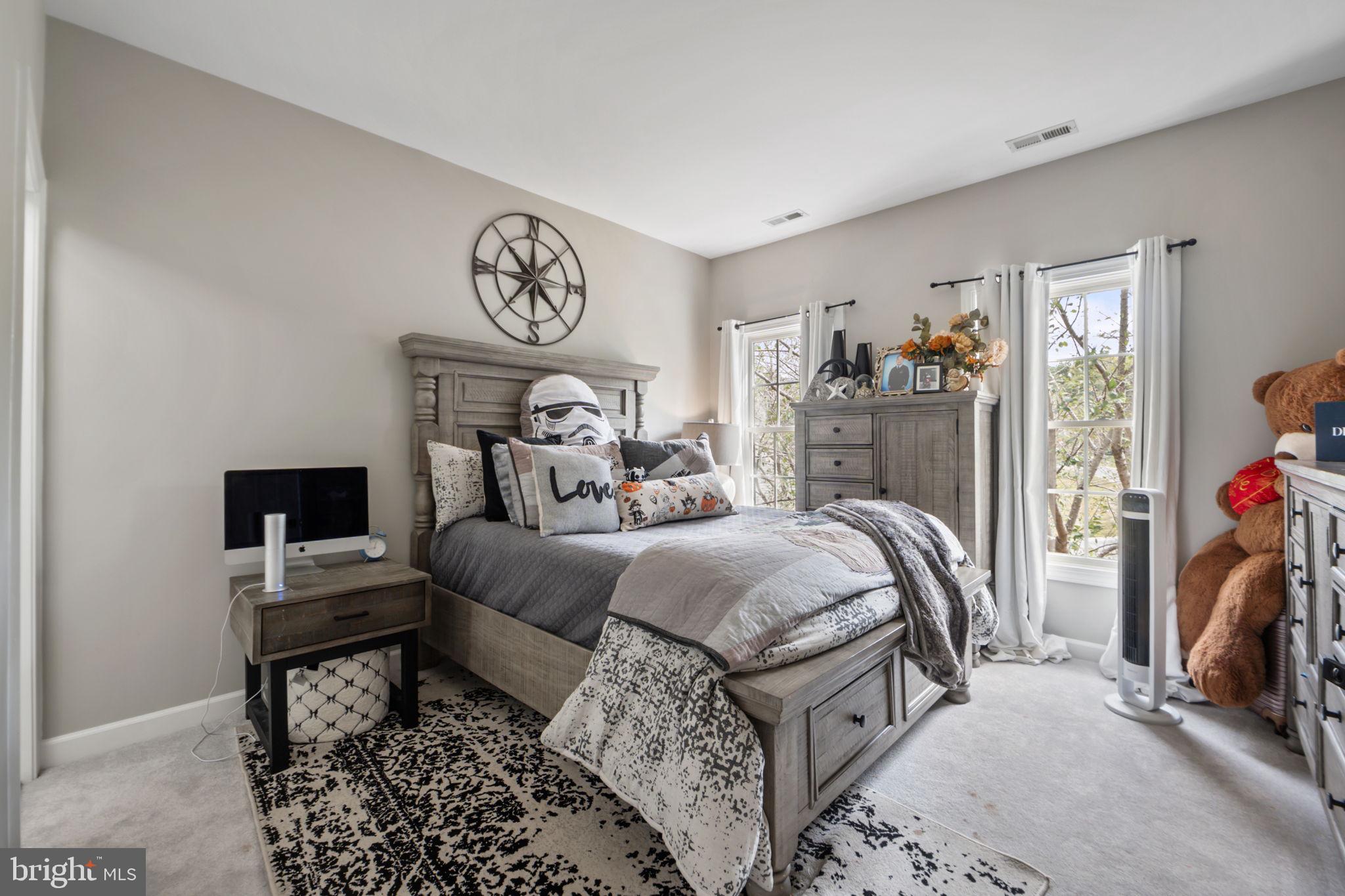 WINDSOR KNOLLS - Residential