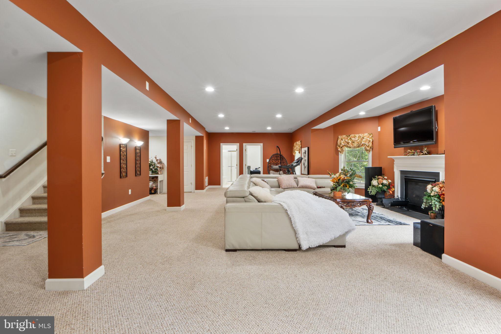 WINDSOR KNOLLS - Residential