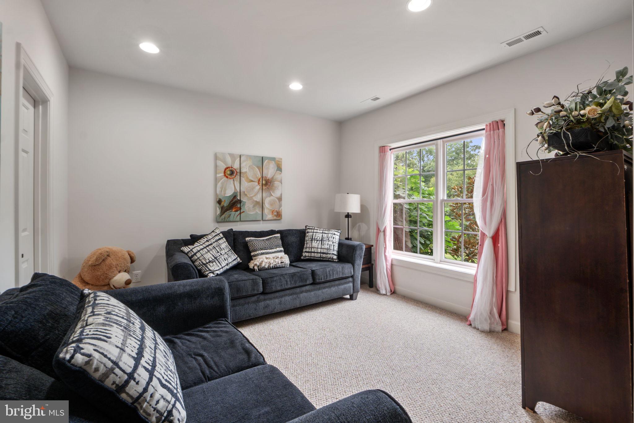 WINDSOR KNOLLS - Residential