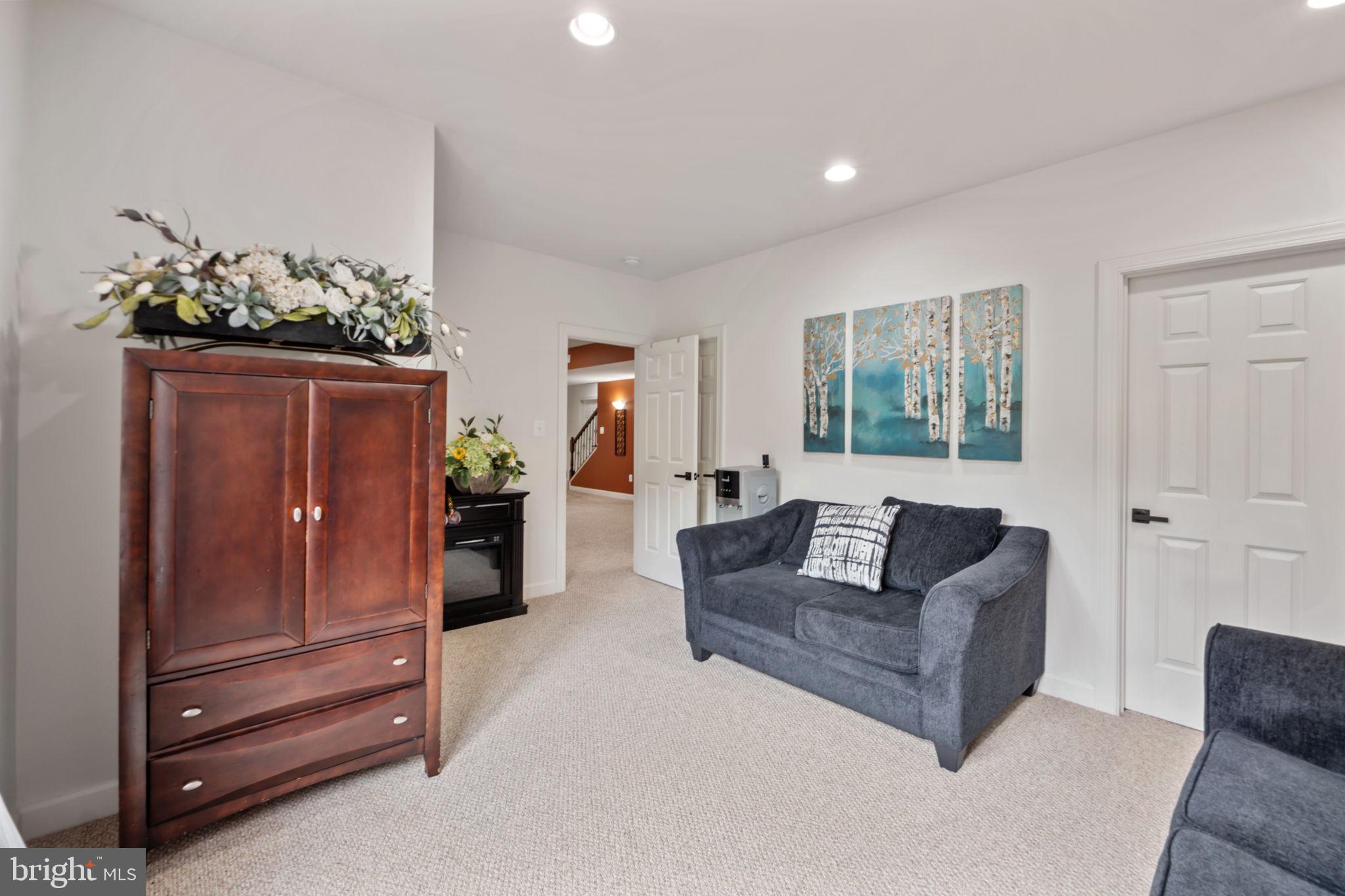 WINDSOR KNOLLS - Residential