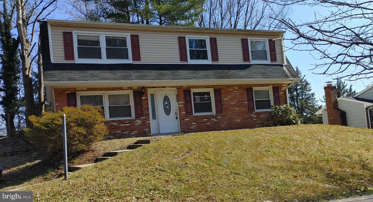 Come see this nice home in the sought after Upper Marlboro in Maryland. Upon entry you are welcome with spacious room sizes, hardwood floors and natural lighting. Enjoy the large living room with crown molding, eat-in kitchen with stainless appliances and ceramic tile floors, spacious bedrooms with built cabinets and full basement with a large family room, a 4th bedroom and a full bath. The deck has a lovely view of the rear yard and is great for outdoor fun. Located near schools, market and major roadways.