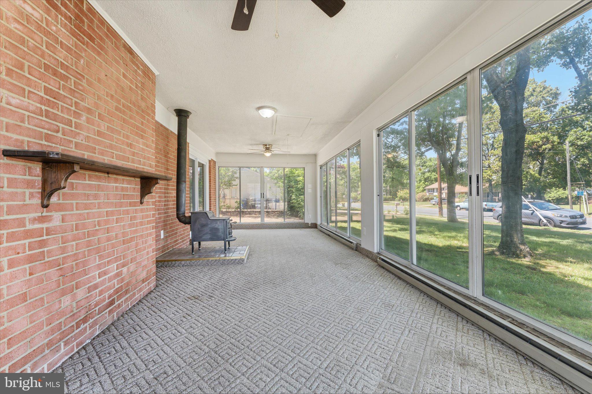 COUNTRY CLUB MANOR - Residential