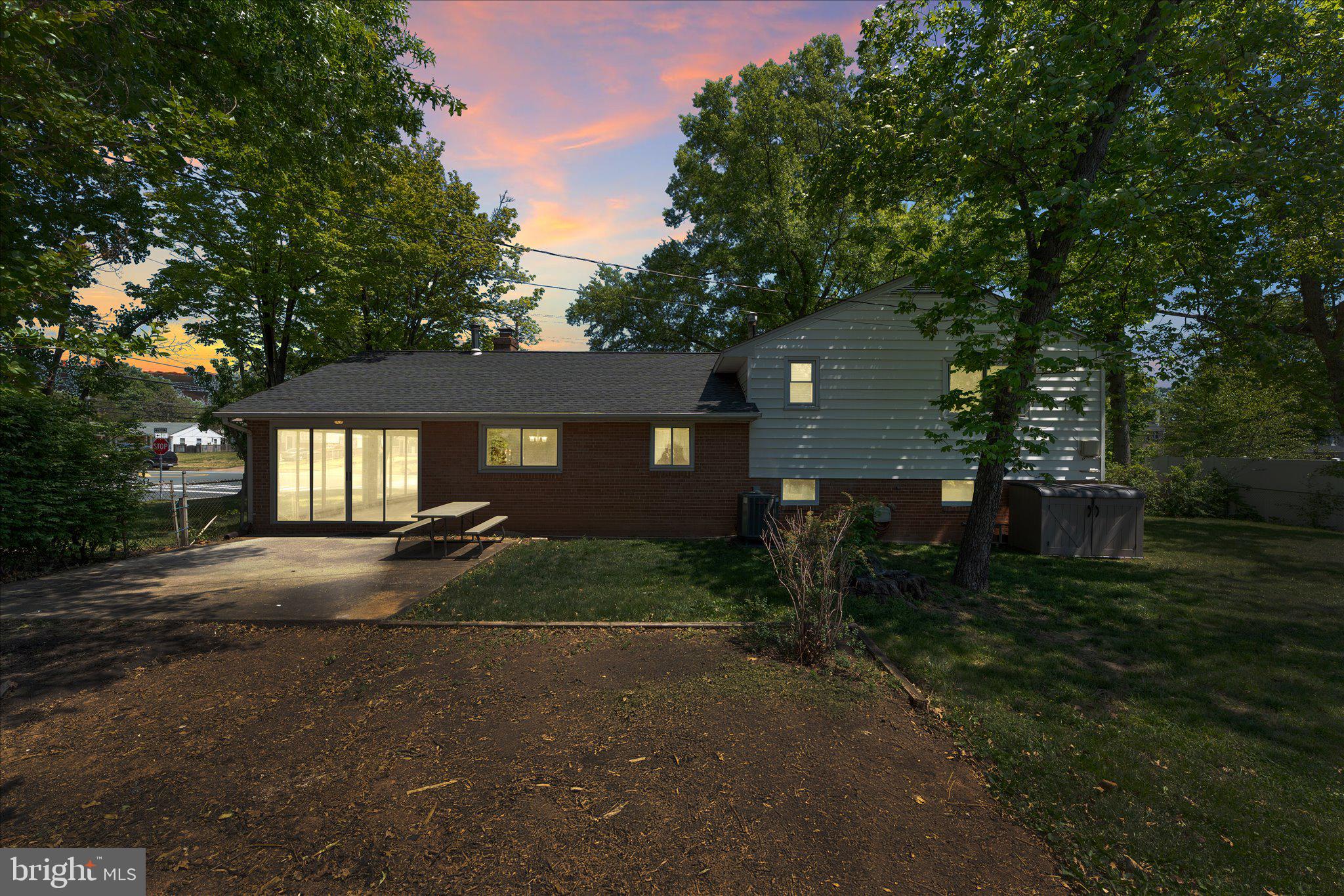 COUNTRY CLUB MANOR - Residential