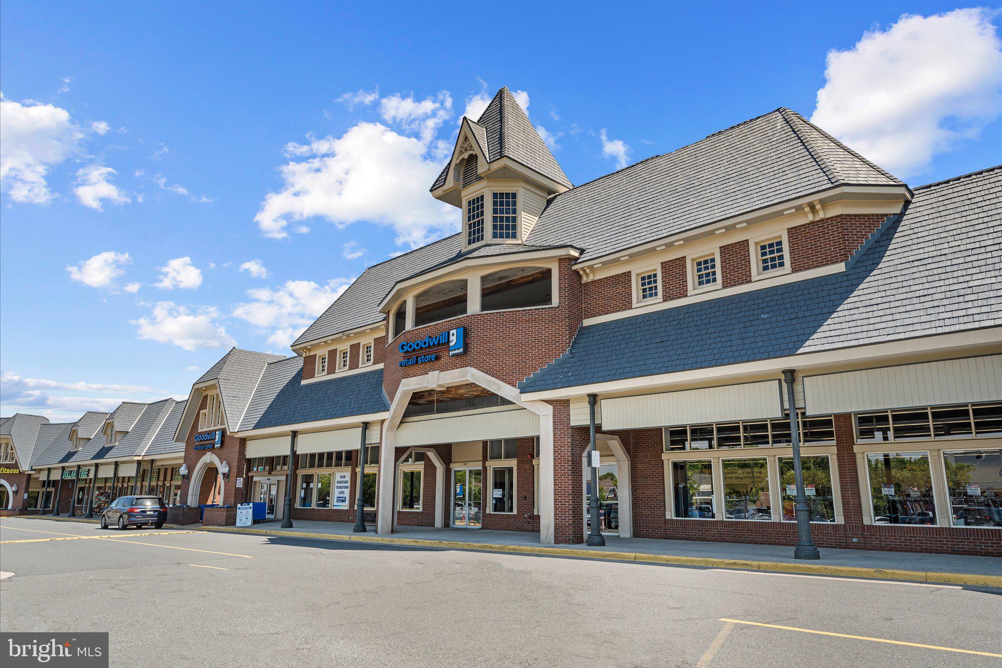 COUNTRY CLUB MANOR - Residential