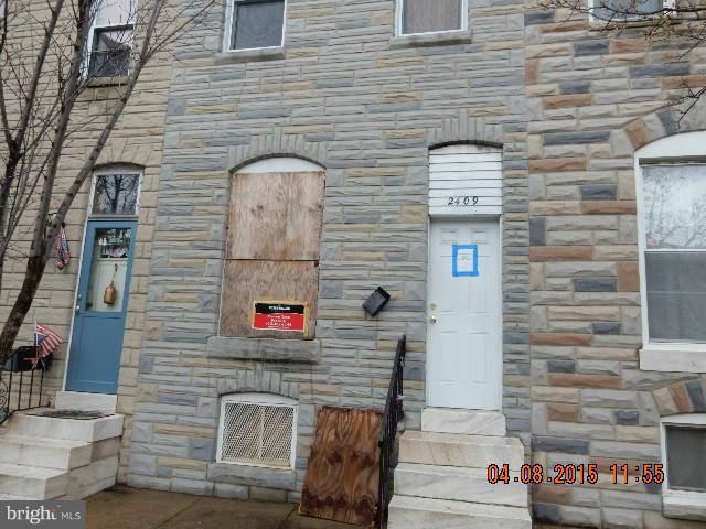 Good opportunity to pick up a 3bedroom unit, situated not far from Hopkins. Convenient to commuter routes, public transit, and local commerce. Plenty of potential for improvement, bring your contractor's cap and turn this into a dream home!