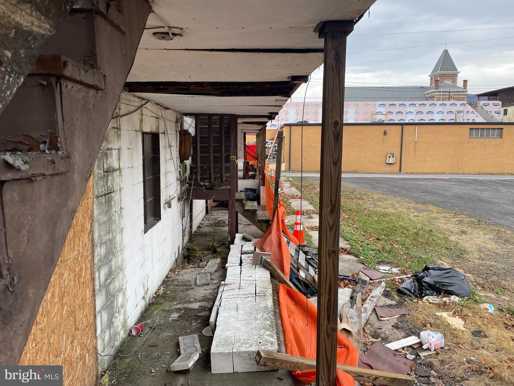 Main image without alt text