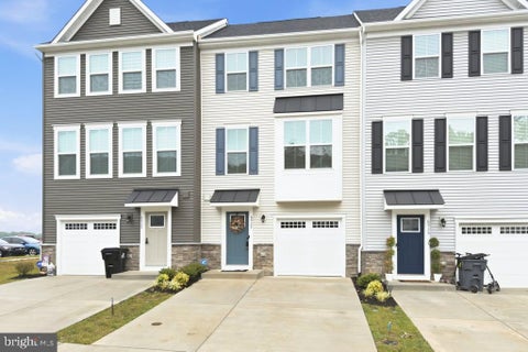 Townhouse For Sale - 6927 Braxton Springs Way<br/> SPOTSYLVANIA, VA 22553