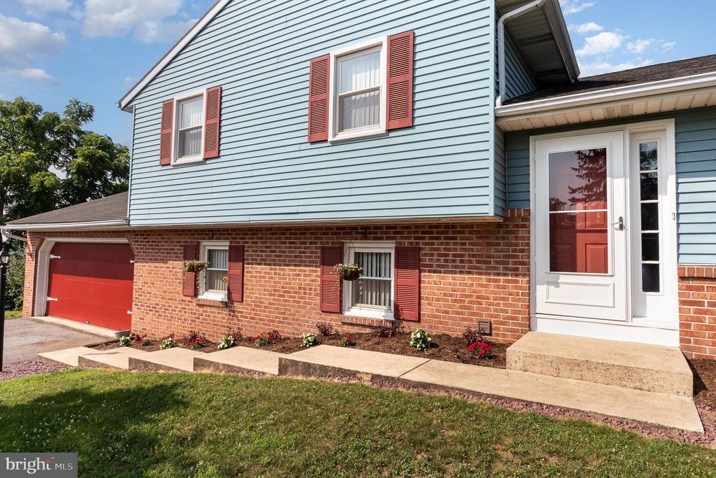 Photo of 24 KAREN CT, LITITZ, PA 17543 (MLS # PALA2037706)