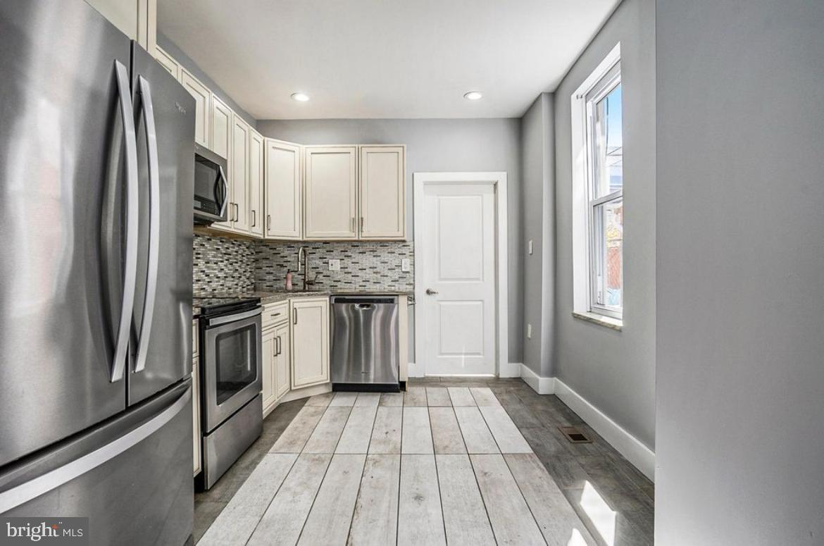 PORT RICHMOND - Residential Lease