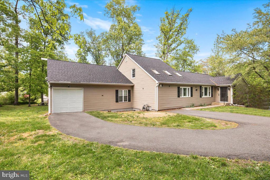 Photo of 3700 Woodley Drive, ALEXANDRIA, VA 22309 (MLS # VAFX2303390)