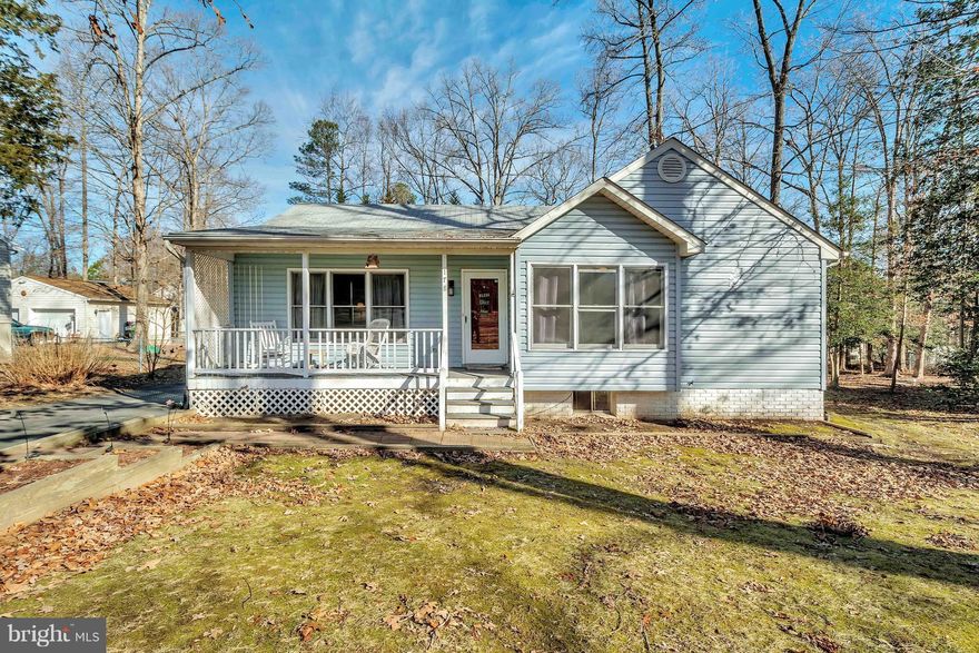 Five Bedroom Raised Rambler with 3 full baths . Great opportunity for larger family! Lower level has separate entrance. Front porch  & Shed . Located in Amenity filled Lake Land Or.Wooded and gated community. Enjoy the Lake, Clubhouse, Pavilions, Pools and more!!