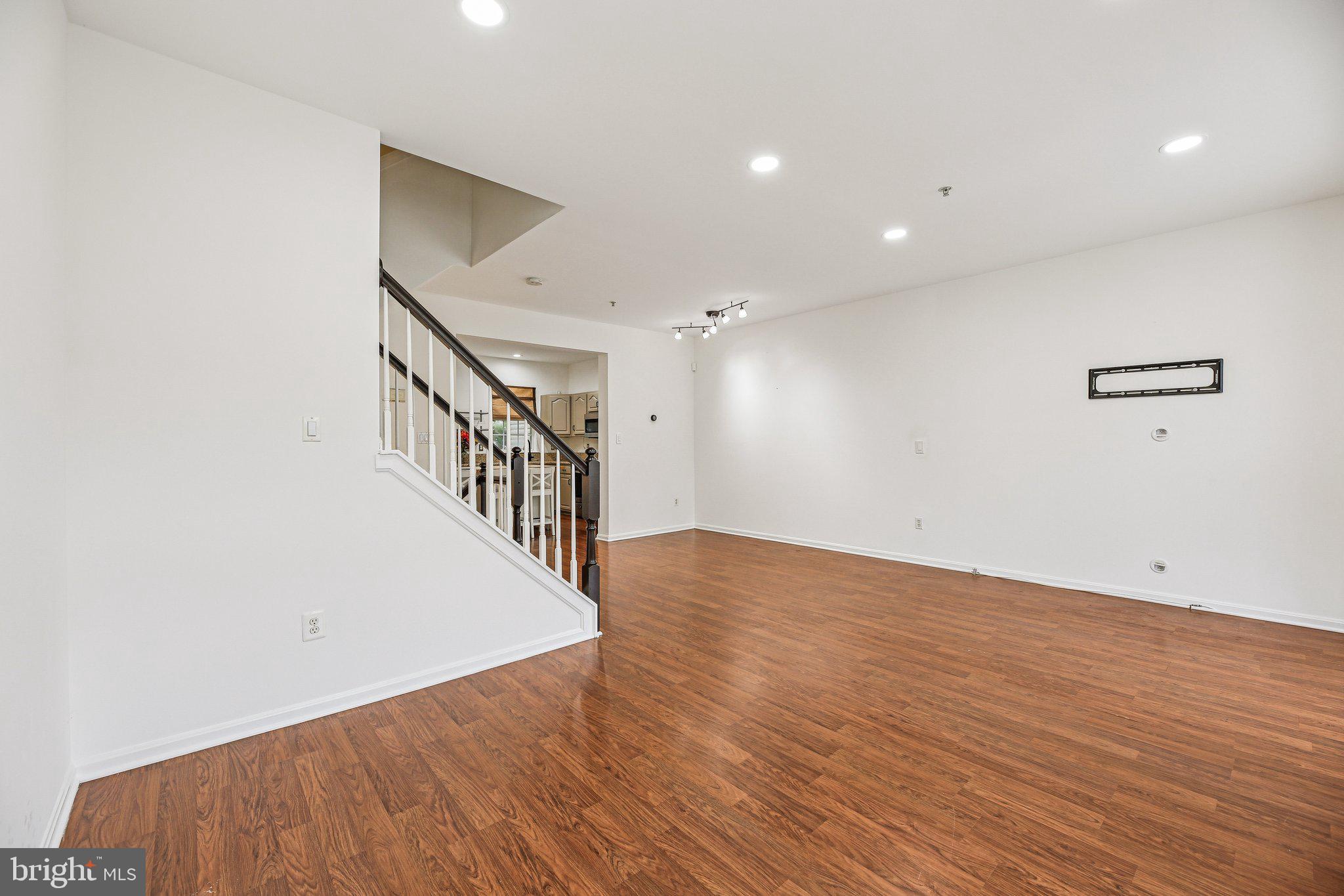 COLLEGE PARKWAY PLACE - Residential Lease