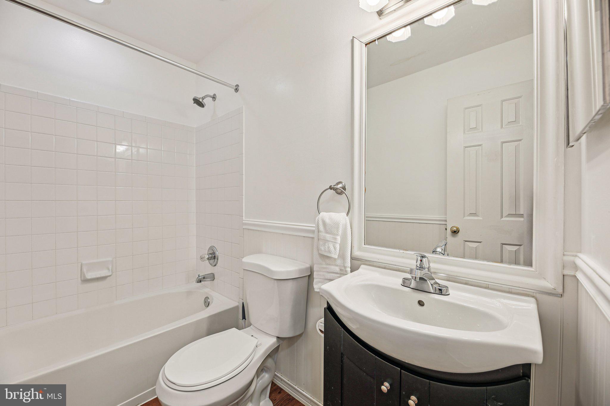 COLLEGE PARKWAY PLACE - Residential Lease