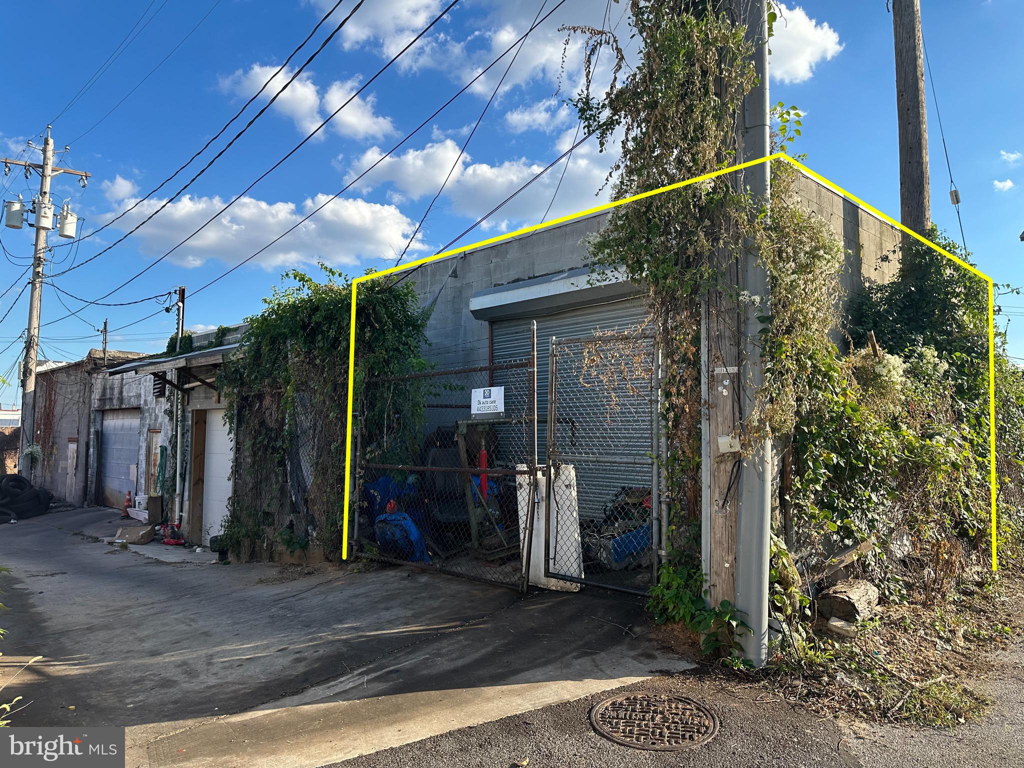 Main image without alt text