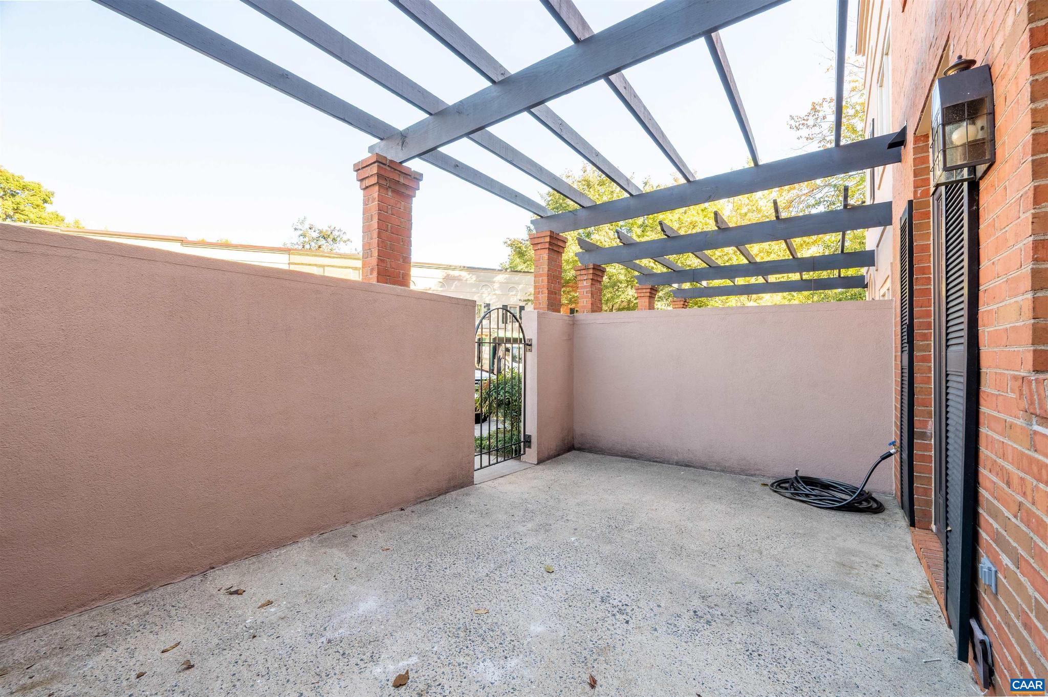 1586 GARDEN CT