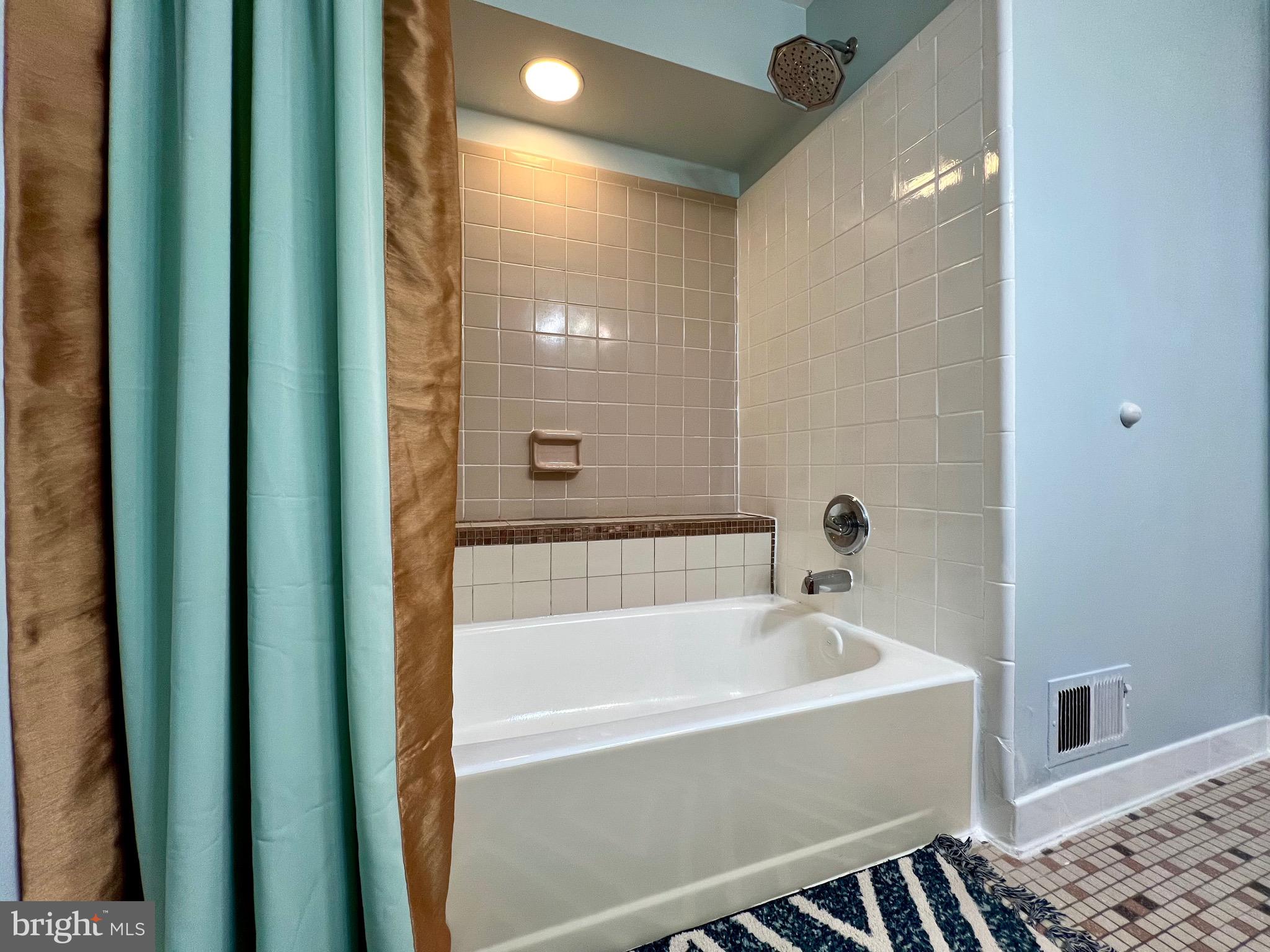 NEW GATE - Residential Lease