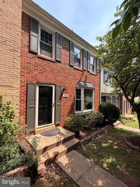 Photo of 910 Sherwood Court, STERLING, VA 20164 (MLS # VALO2131196)
