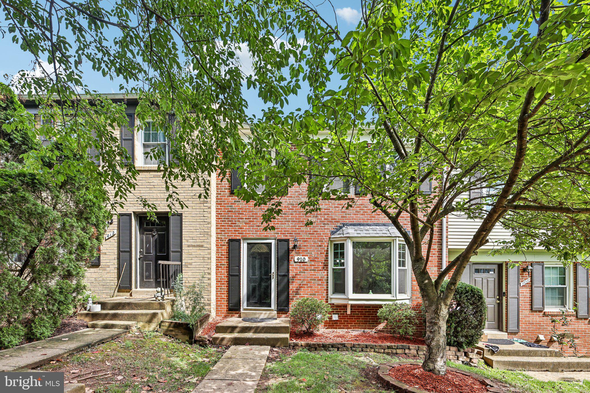 910 SHERWOOD COURT